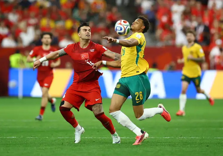 REUTERS/Albert Gea/Proibida reprodução Soccer Football - FIFA World Cup 2026 - Group D - Australia v Turkey - BC Place, Vancouver, Canada - June 13, 2026 Australia's Tete Yengi in action with Turkey's Abdulkerim Bardakci REUTERS/Albert Gea