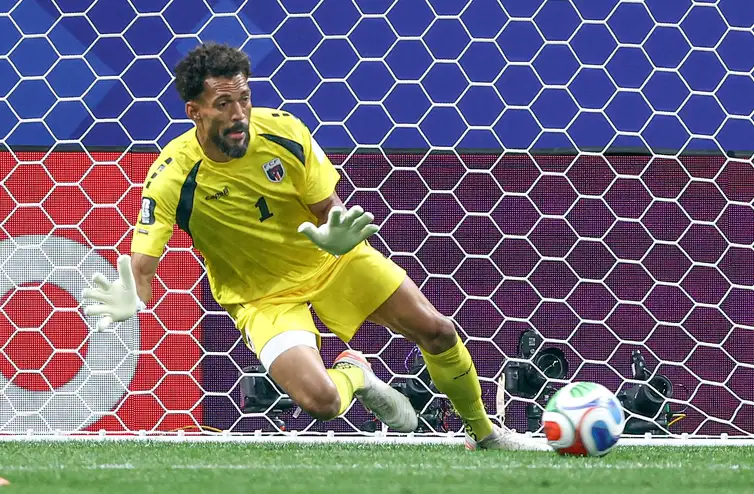 Reuters/Brett Davis/Proibida reprodução Soccer Football - FIFA World Cup 2026 - Group H - Spain v Cape Verde - Atlanta Stadium, Atlanta, Georgia, U.S. - June 15, 2026
Cape Verde's Vozinha in action as he makes a save IMAGN IMAGES via Reuters/Brett Davis