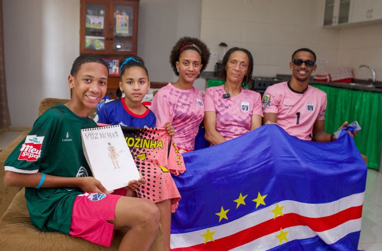 Ana Candida Evora, mãe do goleiro cabo-verdiano Vozinha, posa para uma foto com outros membros da família durante uma entrevista à Reuters, em sua casa no Mindelo, em São Vicente, Cabo Verde
16 de junho de 2026
REUTERS/Davidson Alves