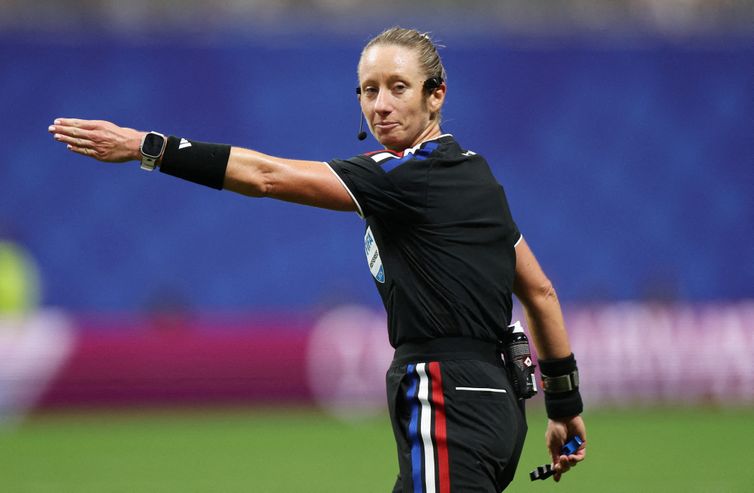 REUTERS/Siphiwe Sibeko/Proibida reprodução Soccer Football - FIFA World Cup 2026 - Group A - Czech Republic v South Africa - Atlanta Stadium, Atlanta, Georgia, U.S. - June 18, 2026 Referee Tori Penso gestures during the match REUTERS/Siphiwe Sibeko TPX IMAGES OF THE DAY