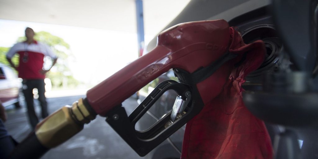 Com petróleo em alta, governo adia fim do subsídio de R$ 0,44 na gasolina