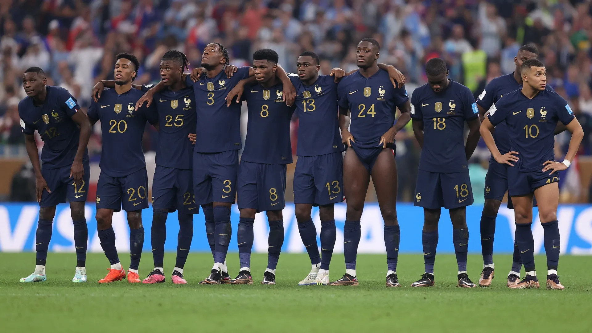 Jogadores franceses reagem na disputa de pênaltis da final da Copa do Mundo FIFA de 2022 contra a Argentina.