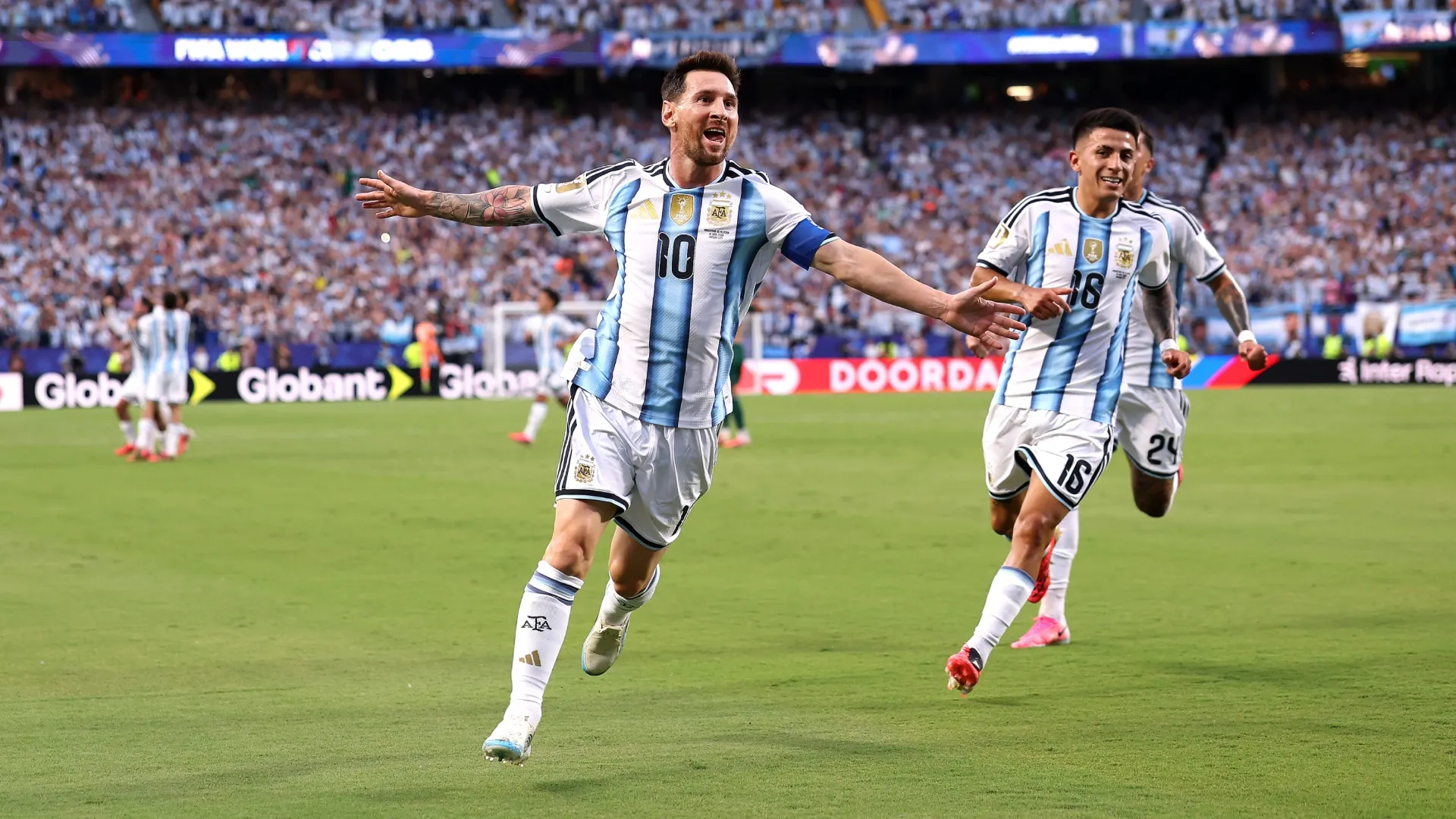 Lionel Messi nº 10 da Argentina comemorando.