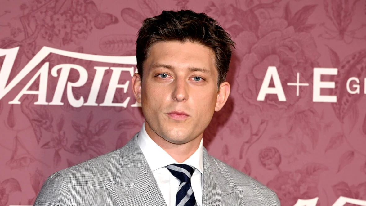 Tom Francis no tapete vermelho do evento Variety
