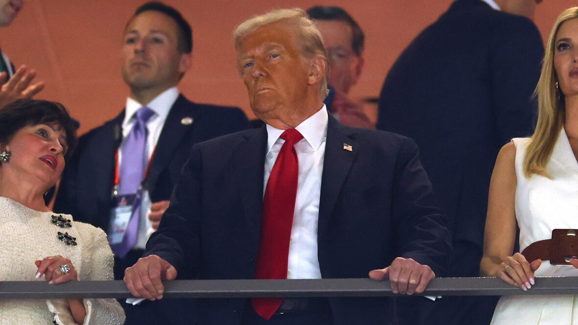 donald-trump-knicks-02 Donald Trump observa durante o Super Bowl LIX