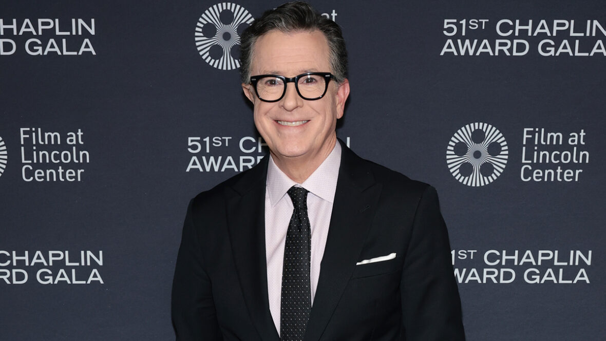Stephen Colbert usa terno e gravata para participar da 51ª Gala do Prêmio Chaplin