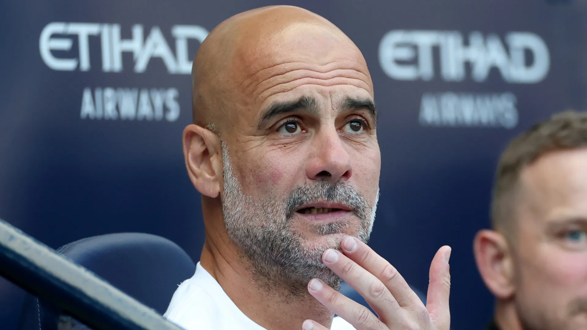 Pep Guardiola, técnico do Manchester City, observa antes da partida da Premier League.