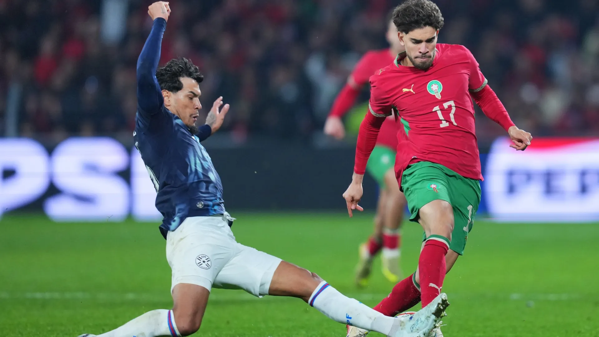 Abdessamad Ezzalzouli, do Marrocos, é desafiado por Gustavo Gomez, do Paraguai.