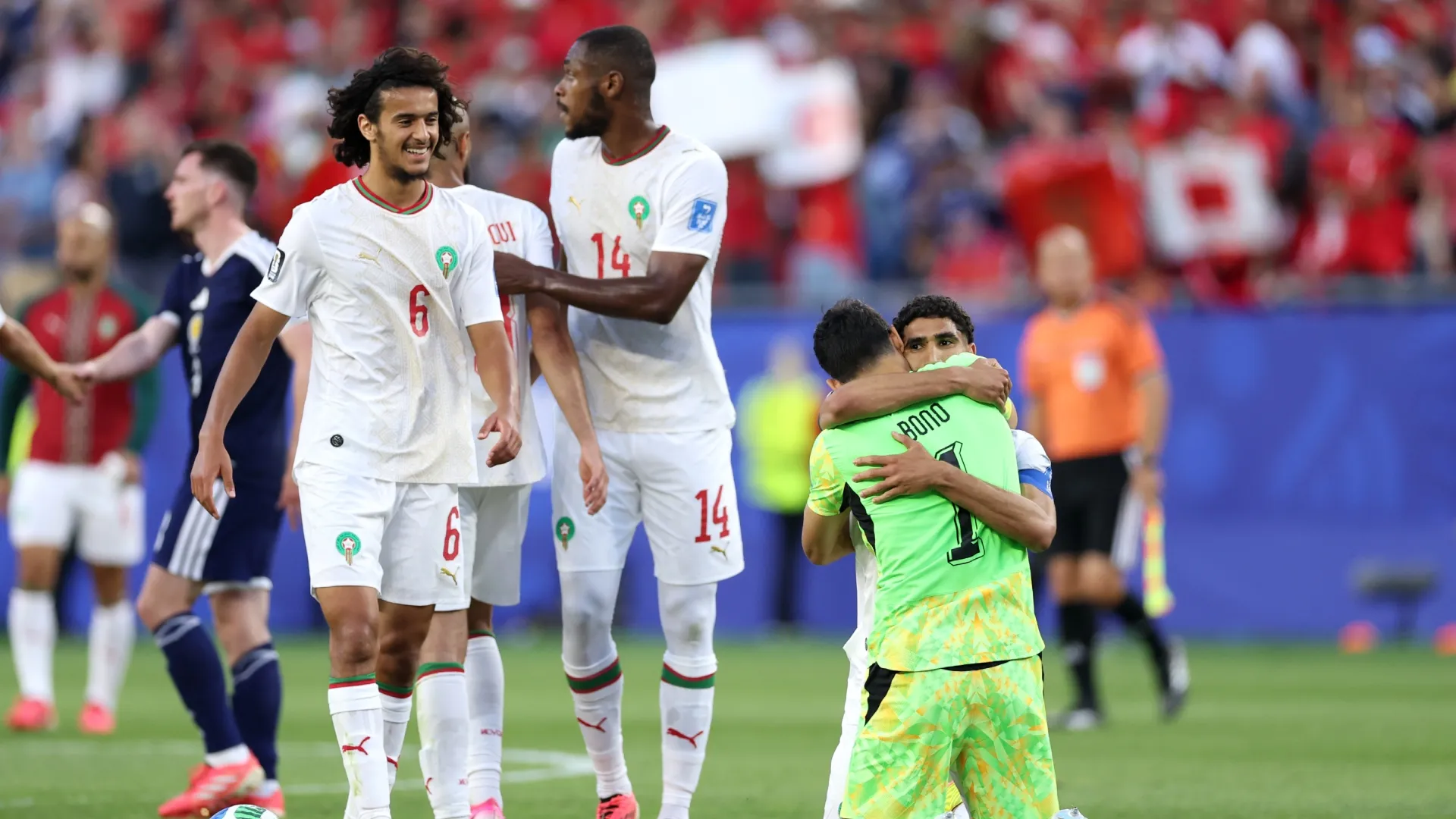 Jogadores do Marrocos comemoram a vitória do time por 1 a 0 sobre a Escócia.