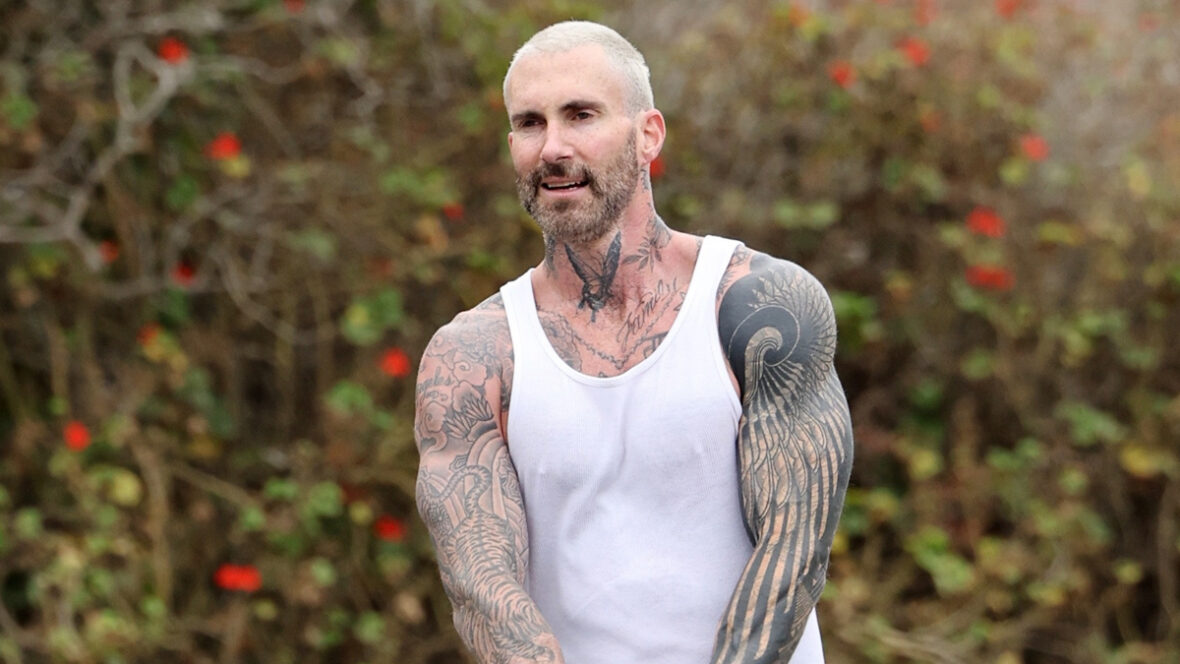 Adam-Levine-carrega-kettlebell Fotos de treino ao ar livre de Adam Levine