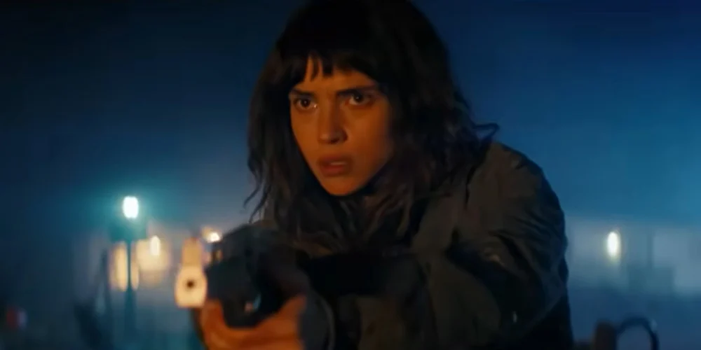 Adria Arjona no trailer de Onslaught
