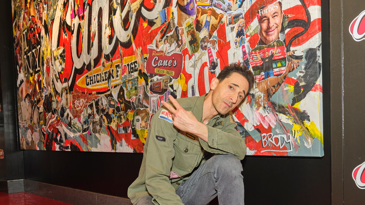 Adrien Brody projeta mural para Raising Cane