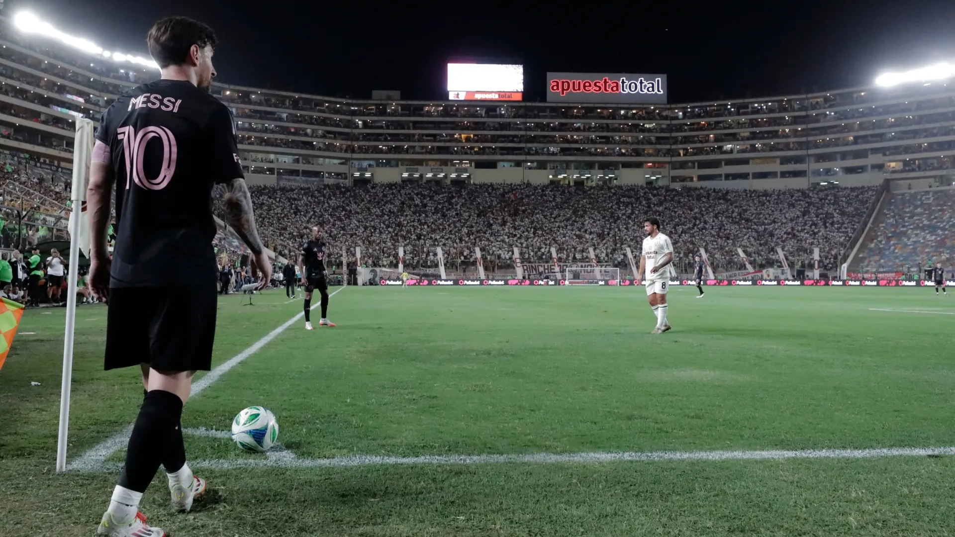 Lionel Messi do Inter Miami contra o Club Universitario no Estádio Monumental.