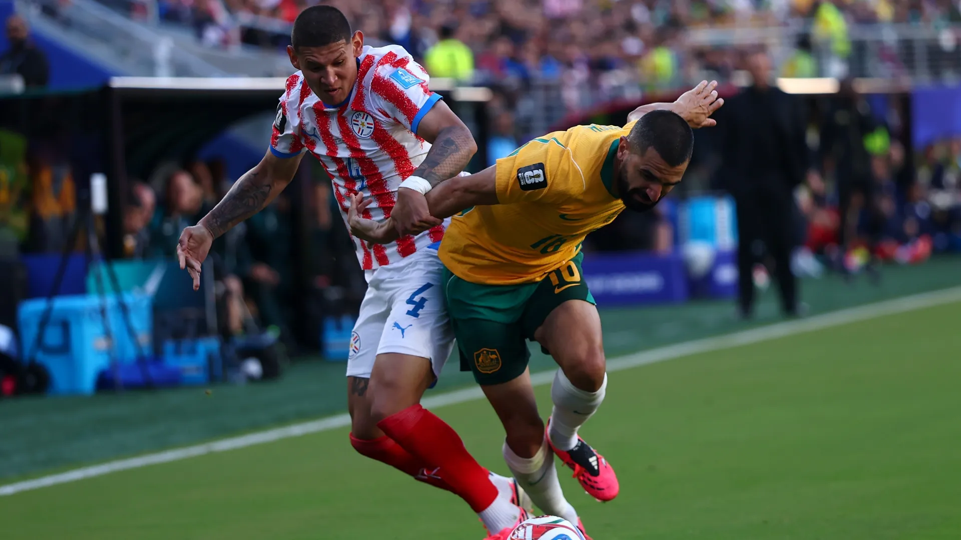 Juan José Cáceres, do Paraguai, disputa a bola com Aziz Behich, da Austrália.