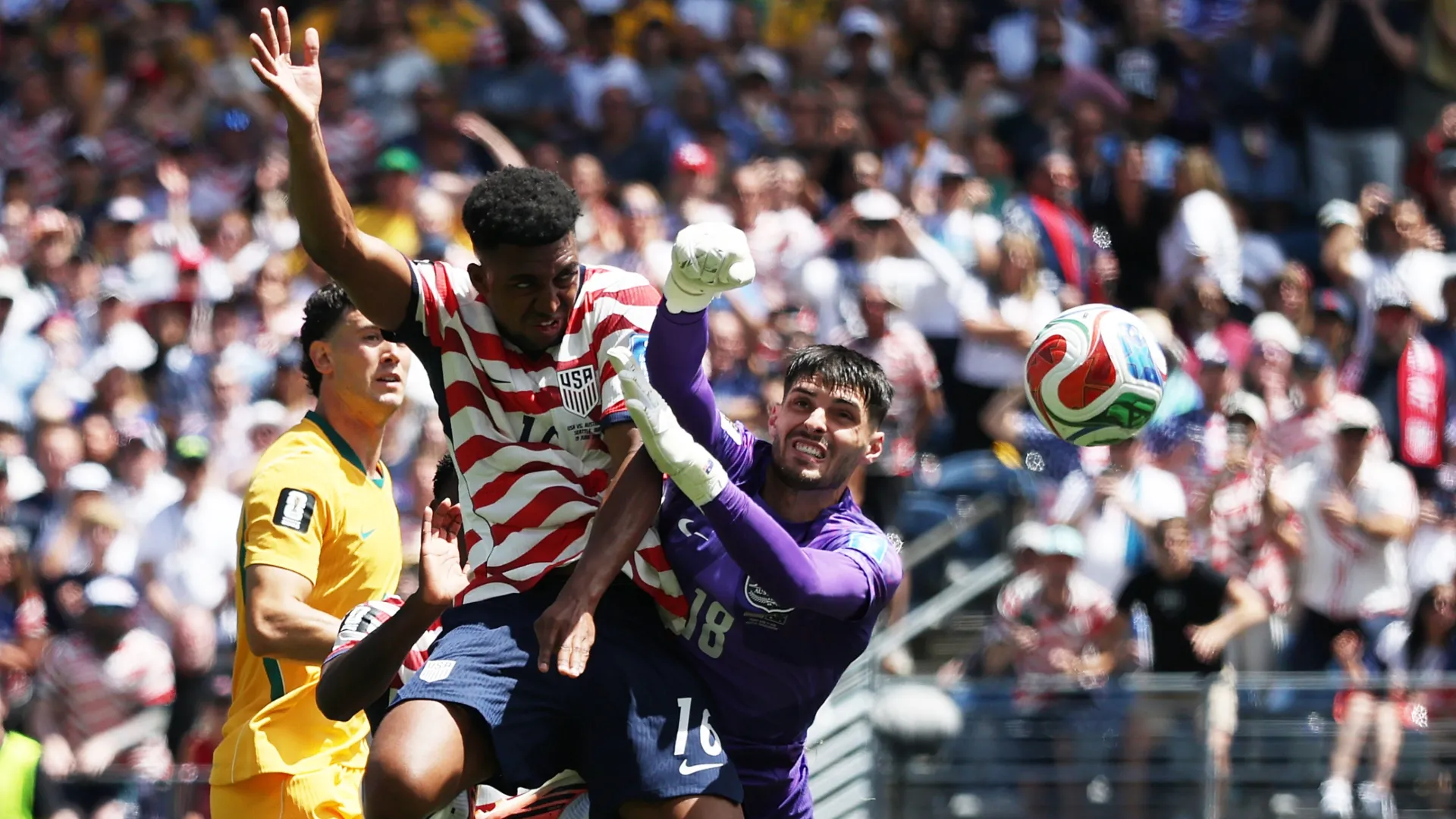 Alex Freeman, nº 16 dos Estados Unidos, cabeceia para marcar um gol.