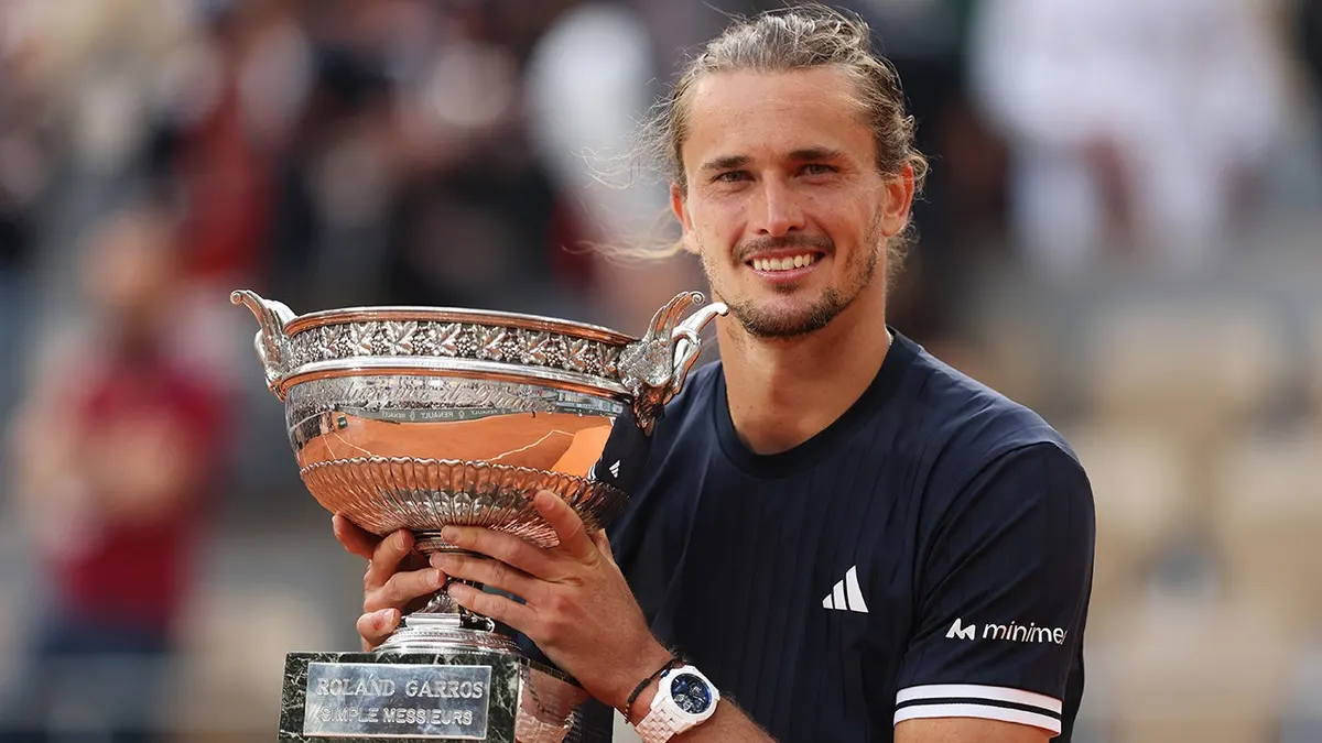 Alexander Zverev holding the Coupe des Mousquetaires trophy at Roland Garros