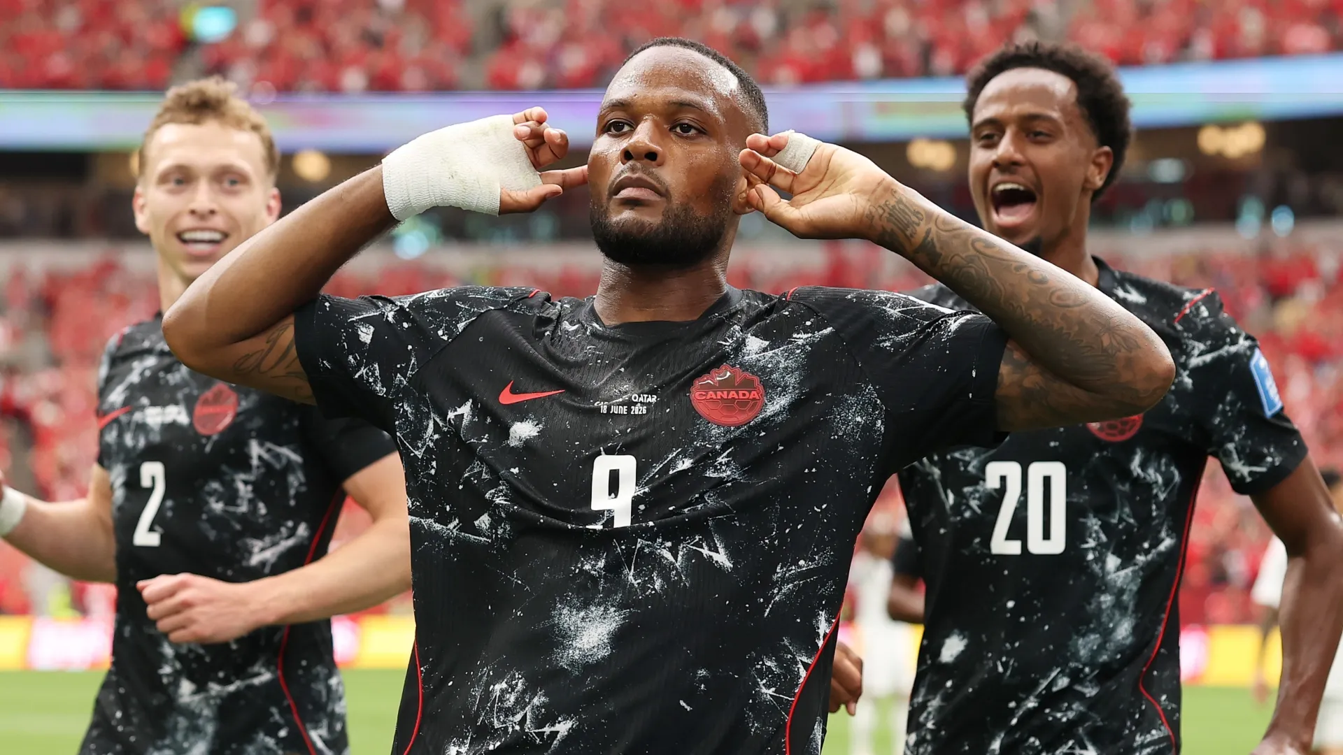 Cyle Larin nº 9 do Canadá comemorando.