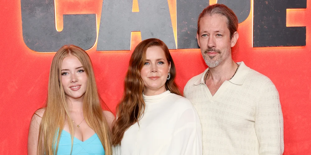Amy Adams faz rara aparição no tapete vermelho com a família
