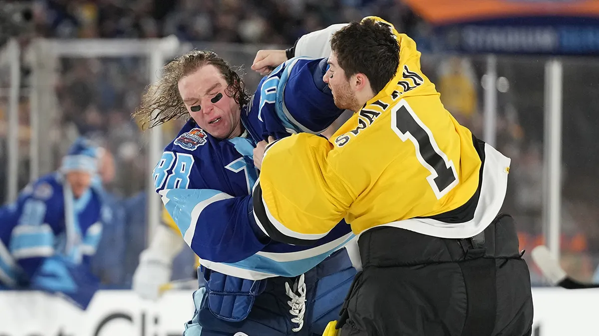 Andrei Vasilevskiy punches Jeremy Swayman during goalie fight on ice
