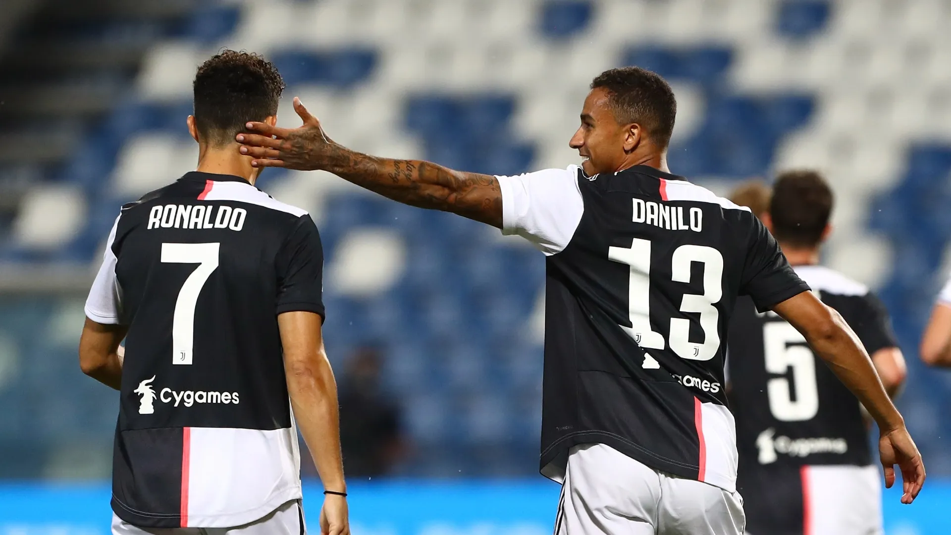 Danilo (R), da Juventus FC, comemora com seu companheiro de equipe Cristiano Ronaldo (L) após marcar o gol inaugural.