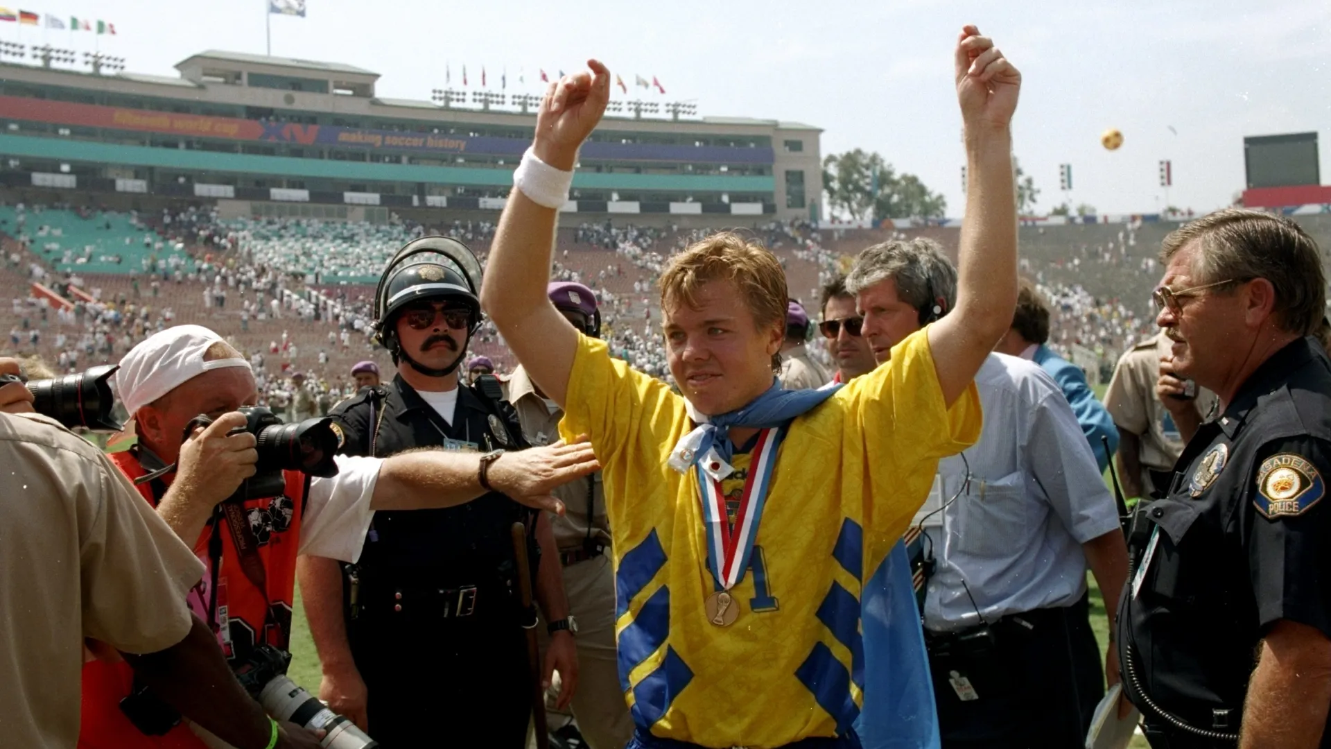Tomas Brolin, da Suécia, comemora após conquistar o terceiro lugar na Copa do Mundo.