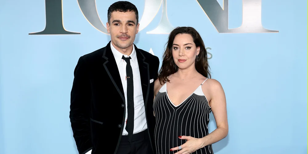 aubrey-plaza-christopher-abbott-tonys-2026 Aubrey Plaza e Christopher Abbott no Tonys