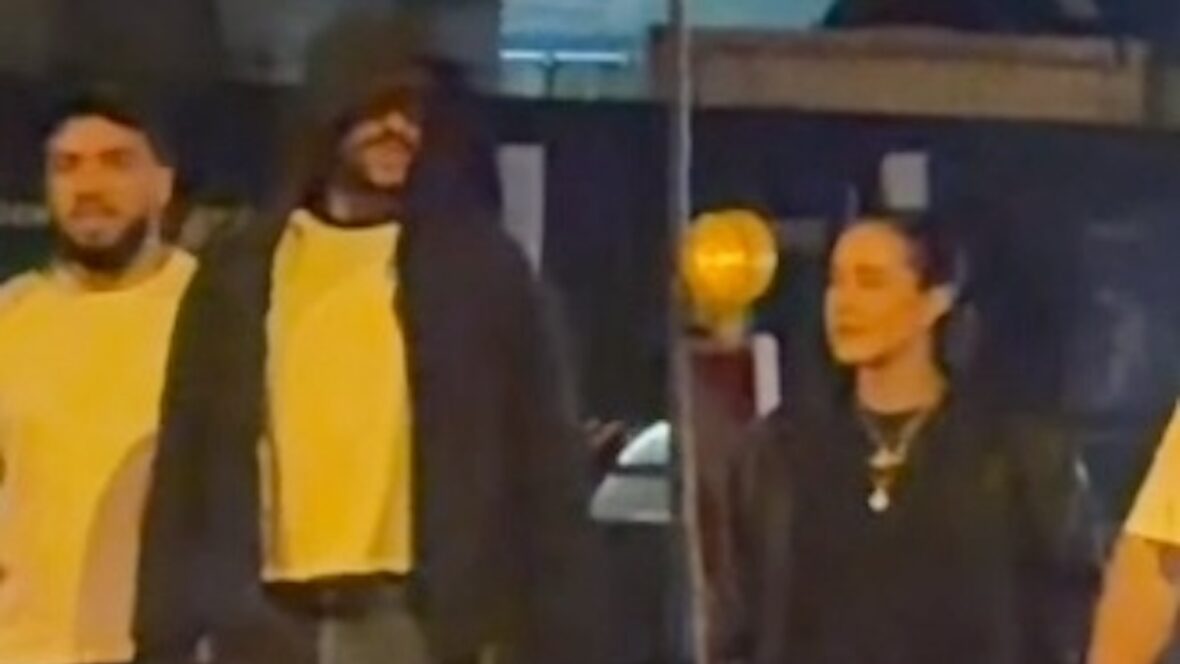 *EXCLUSIVO* Bad Bunny visto com a namorada Gabriela em Düsseldorf antes dos shows da turnê mundial Bad Bunny Gabriela Alemanha junho de 2026