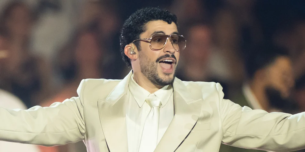 coelhinho mau-bilhão Bad Bunny se apresenta no palco da parada da turnê em Dusseldorff