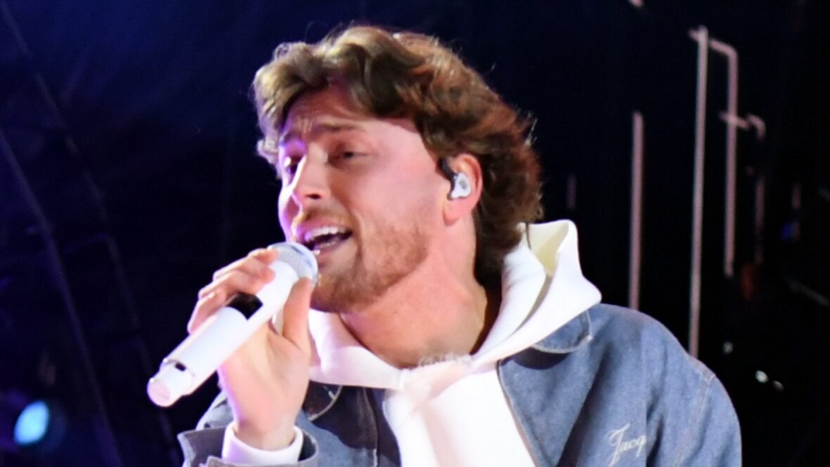 Véspera de Ano Novo ao vivo: Big Bash de Nashville ailey Zimmerman se apresenta no palco durante o Ano Novo
