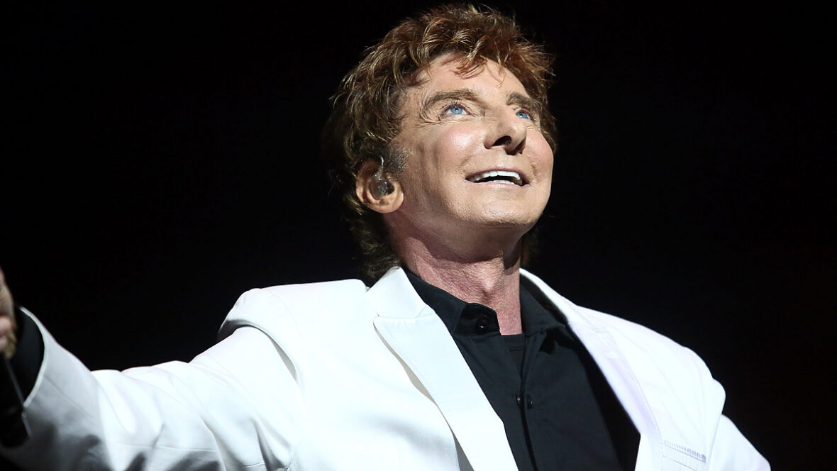 Barry-manilow-perdendo-voz Barry Manilow se apresenta durante a chamada ao palco da noite de abertura do Manilow On Broadway