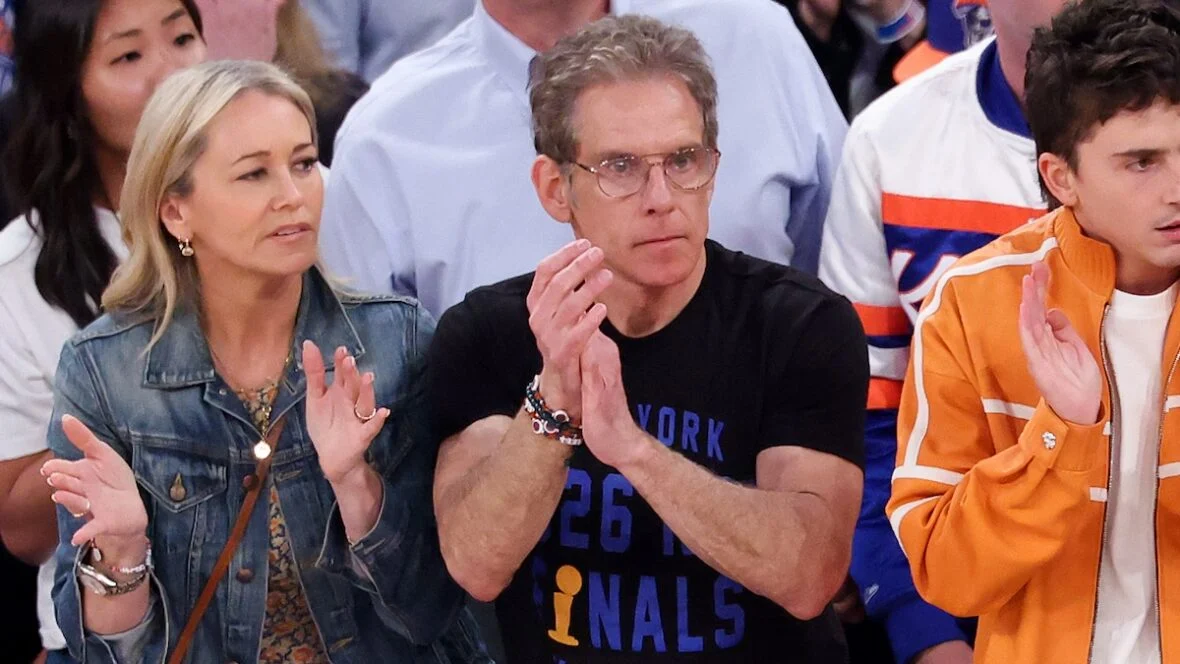 Finais da NBA de 2026 – Jogo Três Jogo de Ben Stiller Knicks em 8 de junho Christine Taylor, Ben Stiller e Timothée Chalamet assistem durante o primeiro quarto entre o New York Knicks e o San Antonio Spurs no terceiro jogo das finais da NBA de 2026 no Madison Square Garden em 8 de junho de 2026 na cidade de Nova York. NOTA AO USUÁRIO: O Usuário reconhece e concorda expressamente que, ao baixar e/ou usar esta fotografia, o Usuário está concordando com os termos e condições do Contrato de Licença da Getty Images. (Foto de Al Bello/Getty Images)