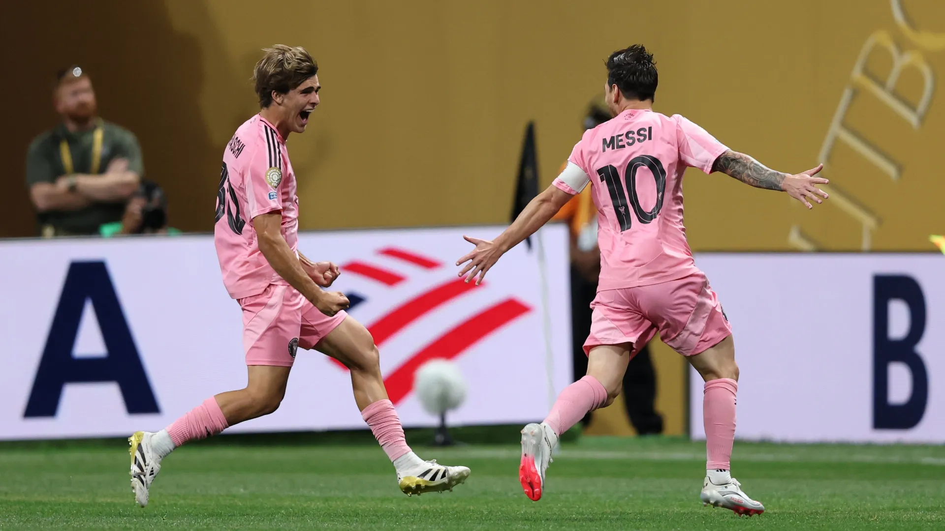 Lionel Messi nº 10 do Inter Miami CF comemora o segundo gol de seu time com o companheiro Benjamin Cremaschi.