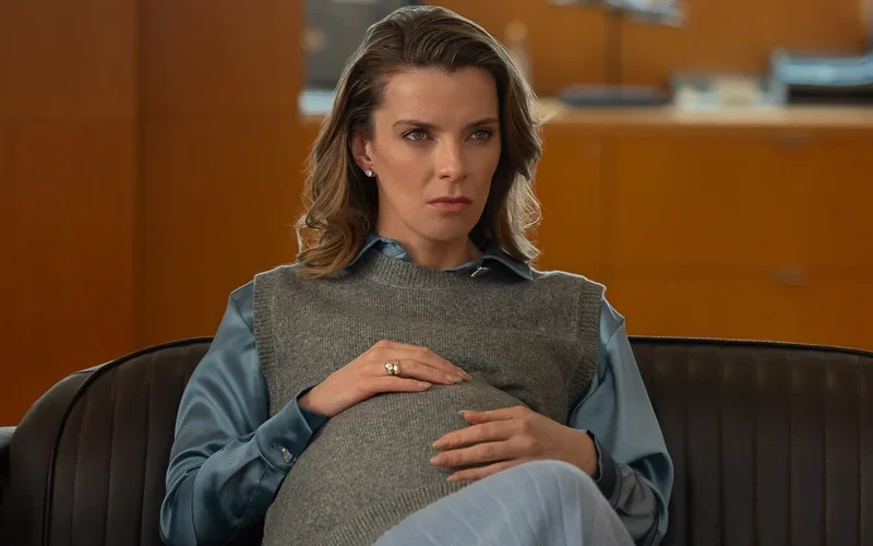 Betty Gilpin diz que ficou ‘assustada’ com próteses genitais para cena de nascimento de ‘Romance de escritório’