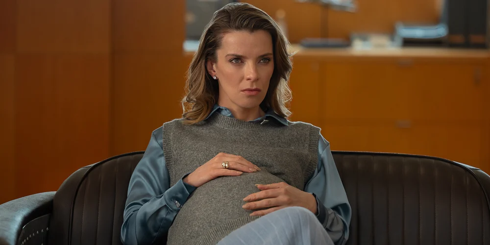 Betty Gilpin em romance de escritório