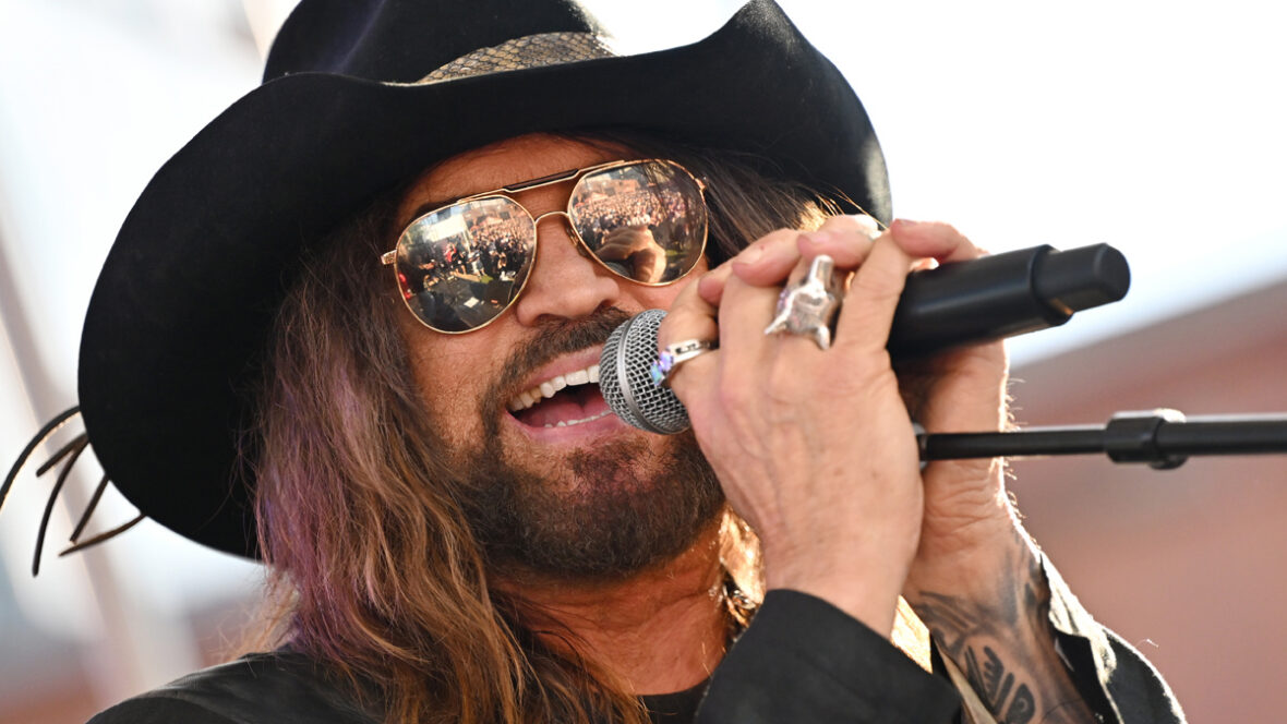 Billy-ray-cyrus-reconciliação-família Billy Ray Cyrus se apresenta no palco