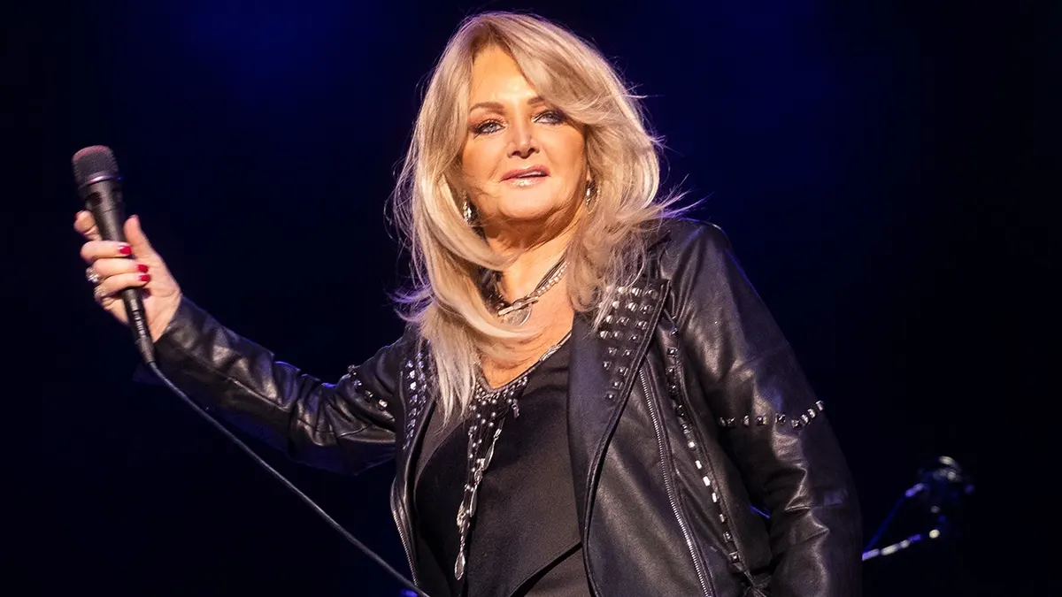 Bonnie Tyler on stage in a black outfit while performing in Galicia, Spain in December 2021.
