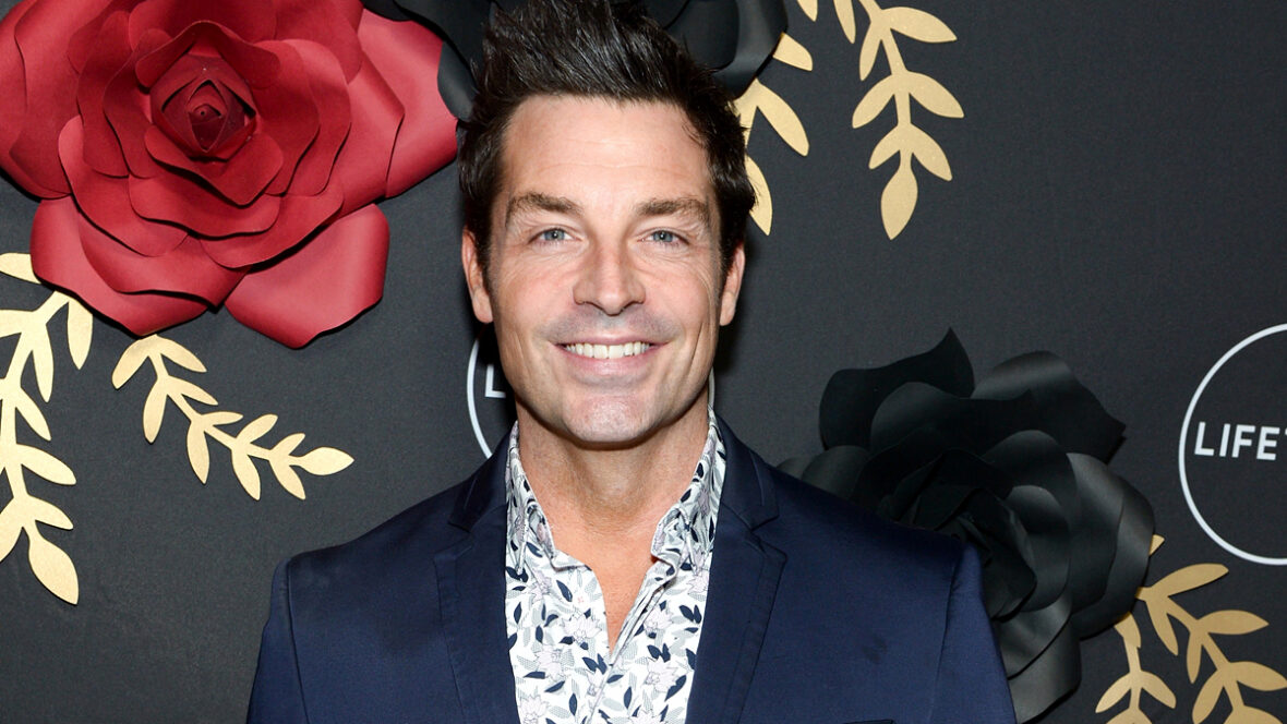 Brennan Elliott comparece aos anfitriões do Lifetime Anti-Valentine