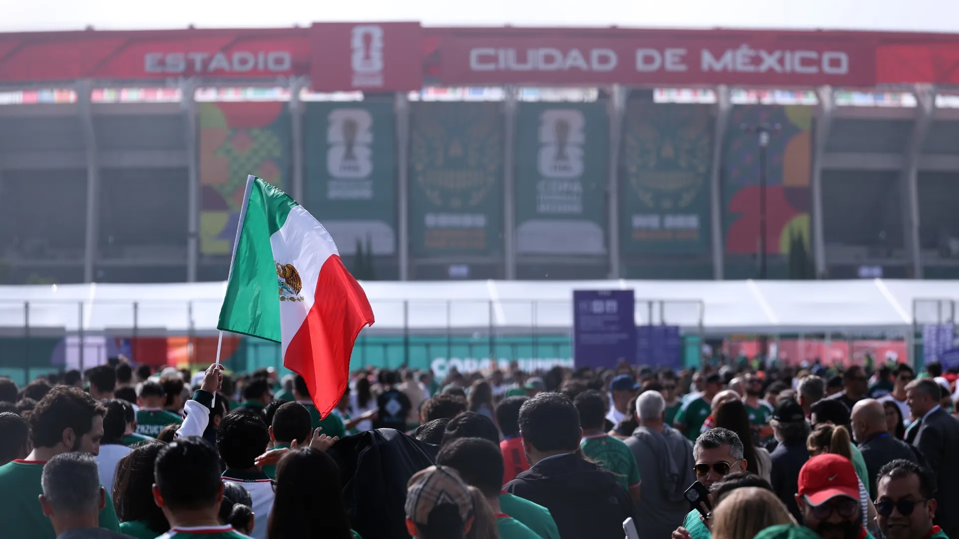 Torcedores chegam antes do jogo de inauguração da Copa do Mundo FIFA 2026 entre México e África do Sul.