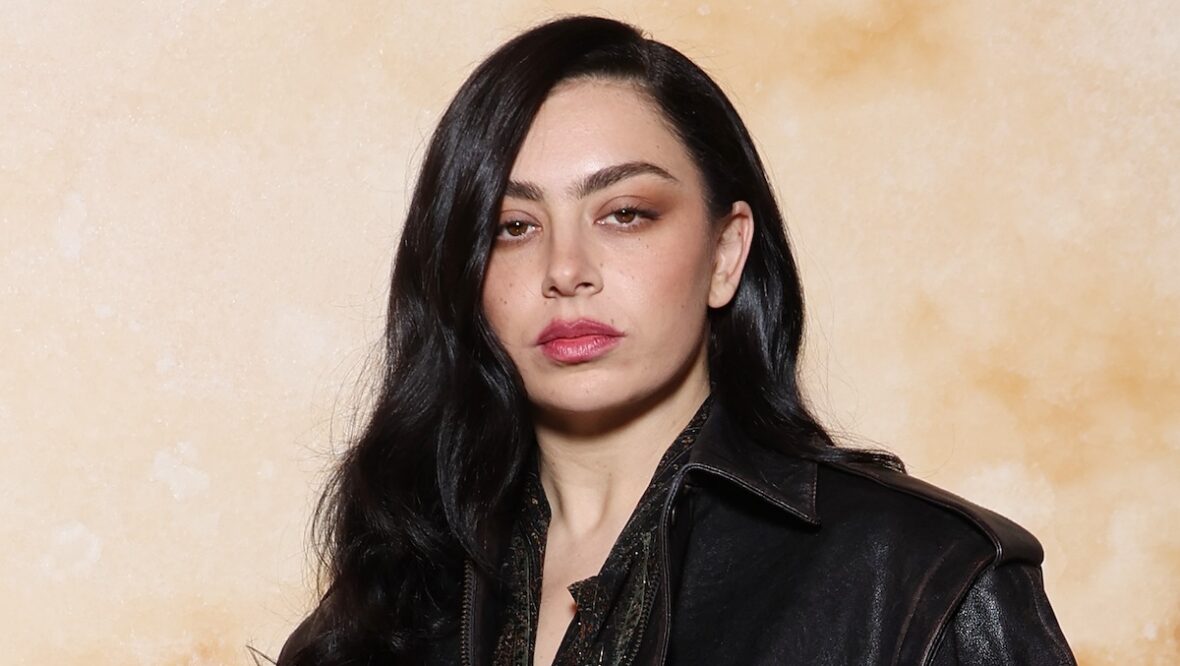 Charli xcx tapete vermelho 2026