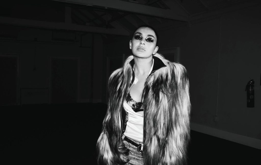 Charli XCX lança B-side reflexivo e mostra lado vulnerável em novo clipe