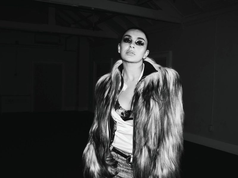 Charli XCX fala sobre luta contra problemas de saúde mental em entrevista reveladora