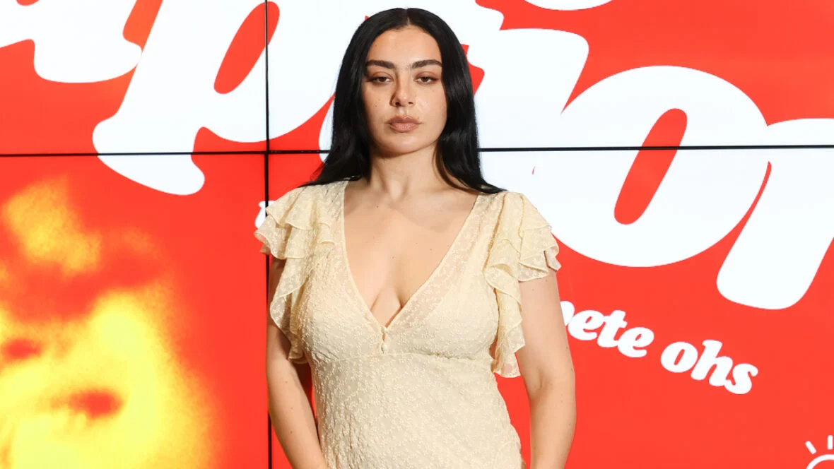 Charli XCX na estreia de Eruption em Paris