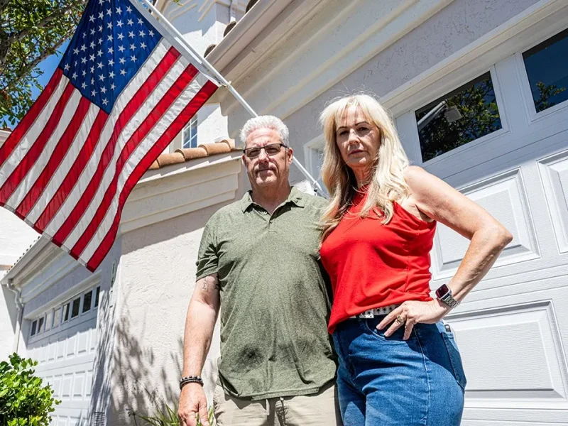 Moradores de San Marcos lutam pelo direito de exibir bandeiras americanas em suas casas