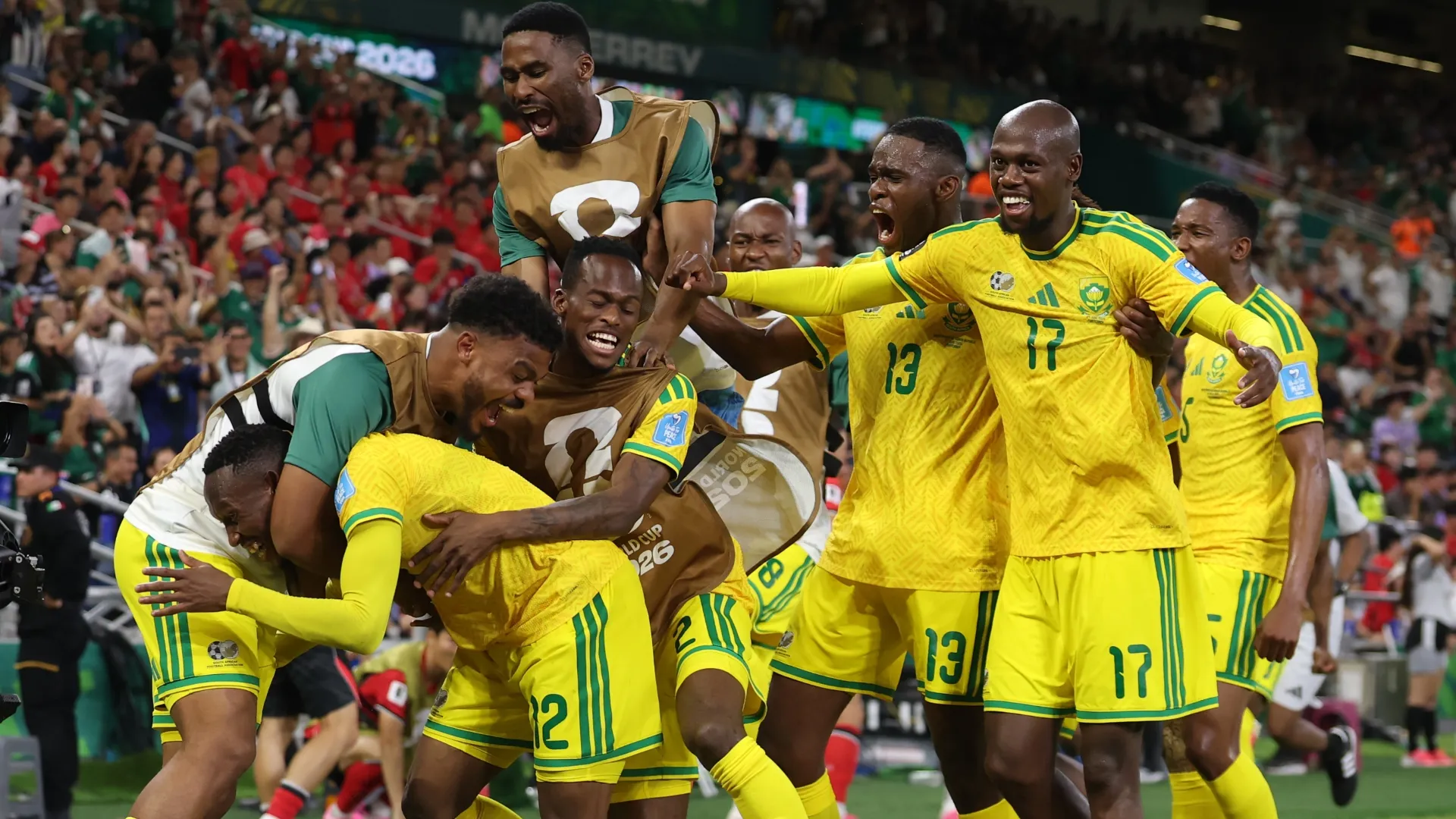 Thapelo Maseko nº 12 da África do Sul comemora com os companheiros após marcar um gol.
