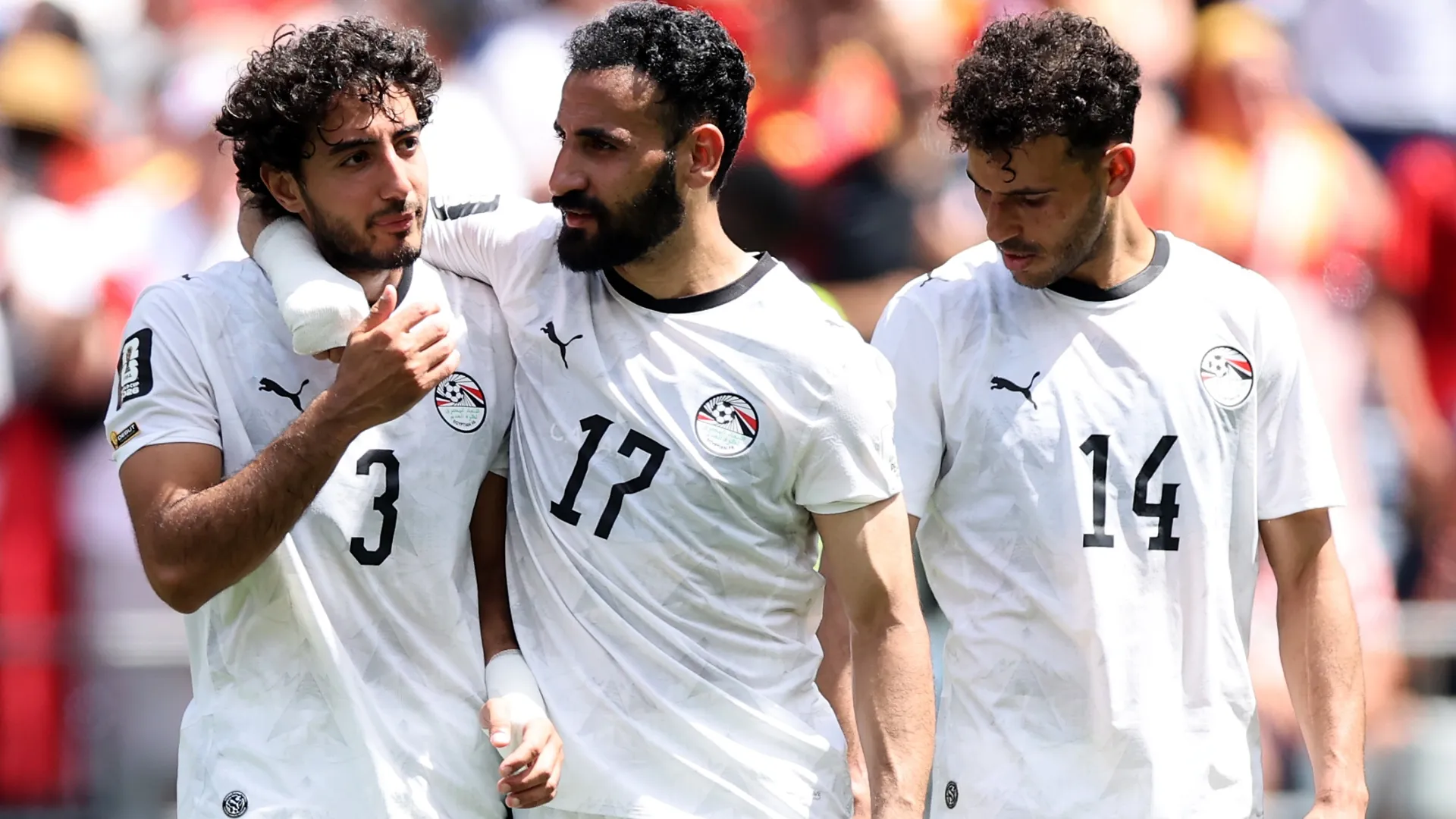 Mohamed Hany #3, Mohanad Lashin #17 e Hamdy Fathy #14 do Egito reagem.