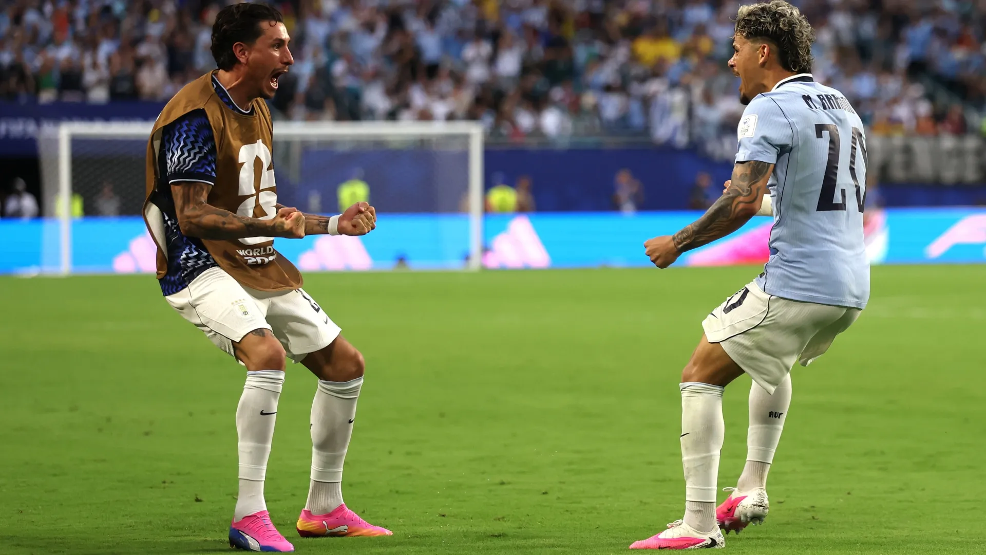 Maxi Araujo nº 20 do Uruguai comemora com o companheiro José Maria Gimenez.