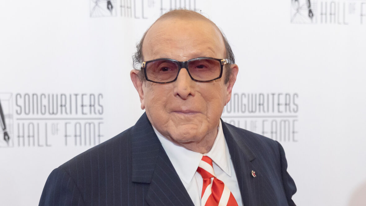 Clive Davis recebeu alta do hospital