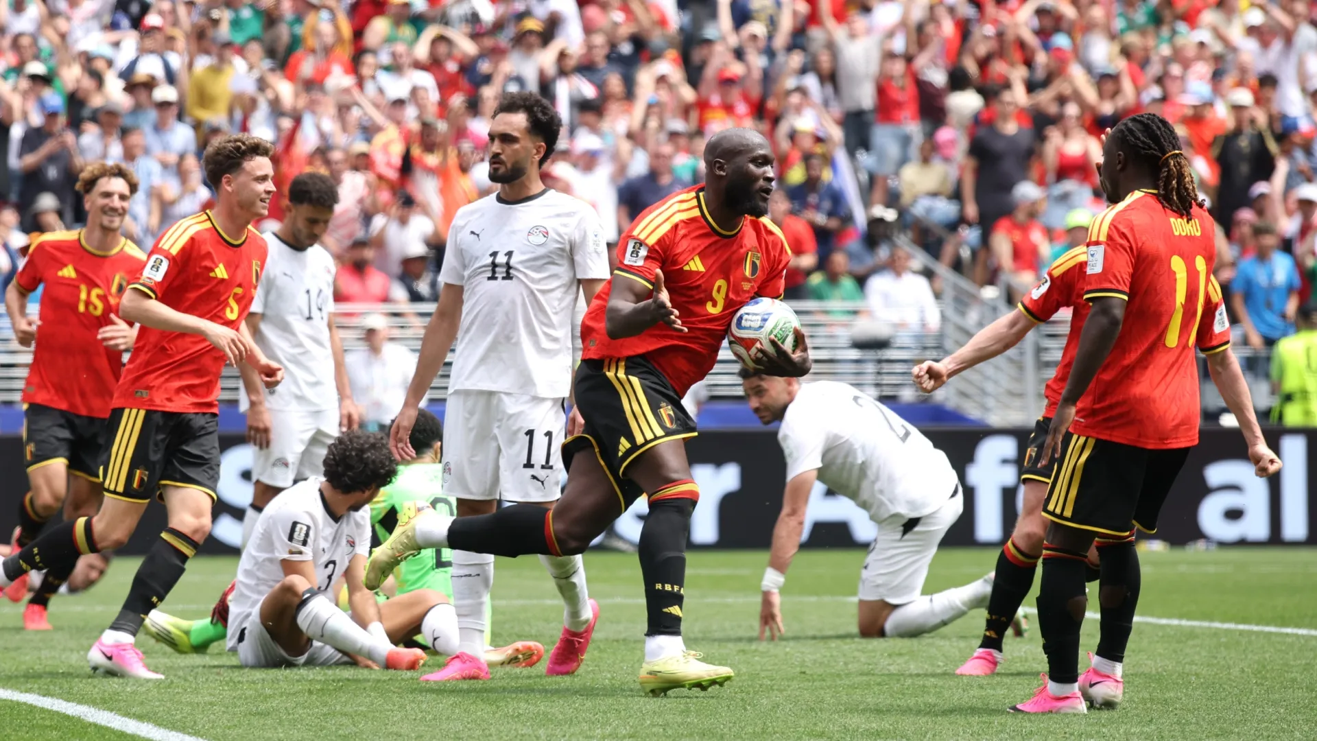 Romelu Lukaku nº 9 da Bélgica comemorando.