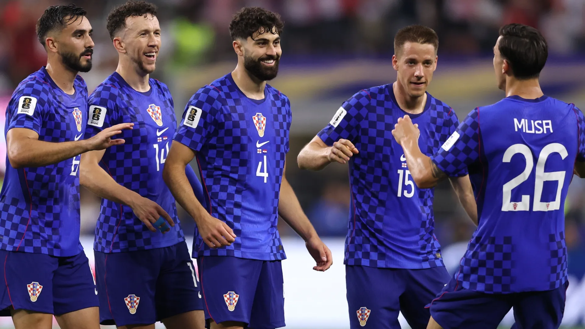 Petar Musa nº 26 da Croácia comemora com companheiros de equipe.