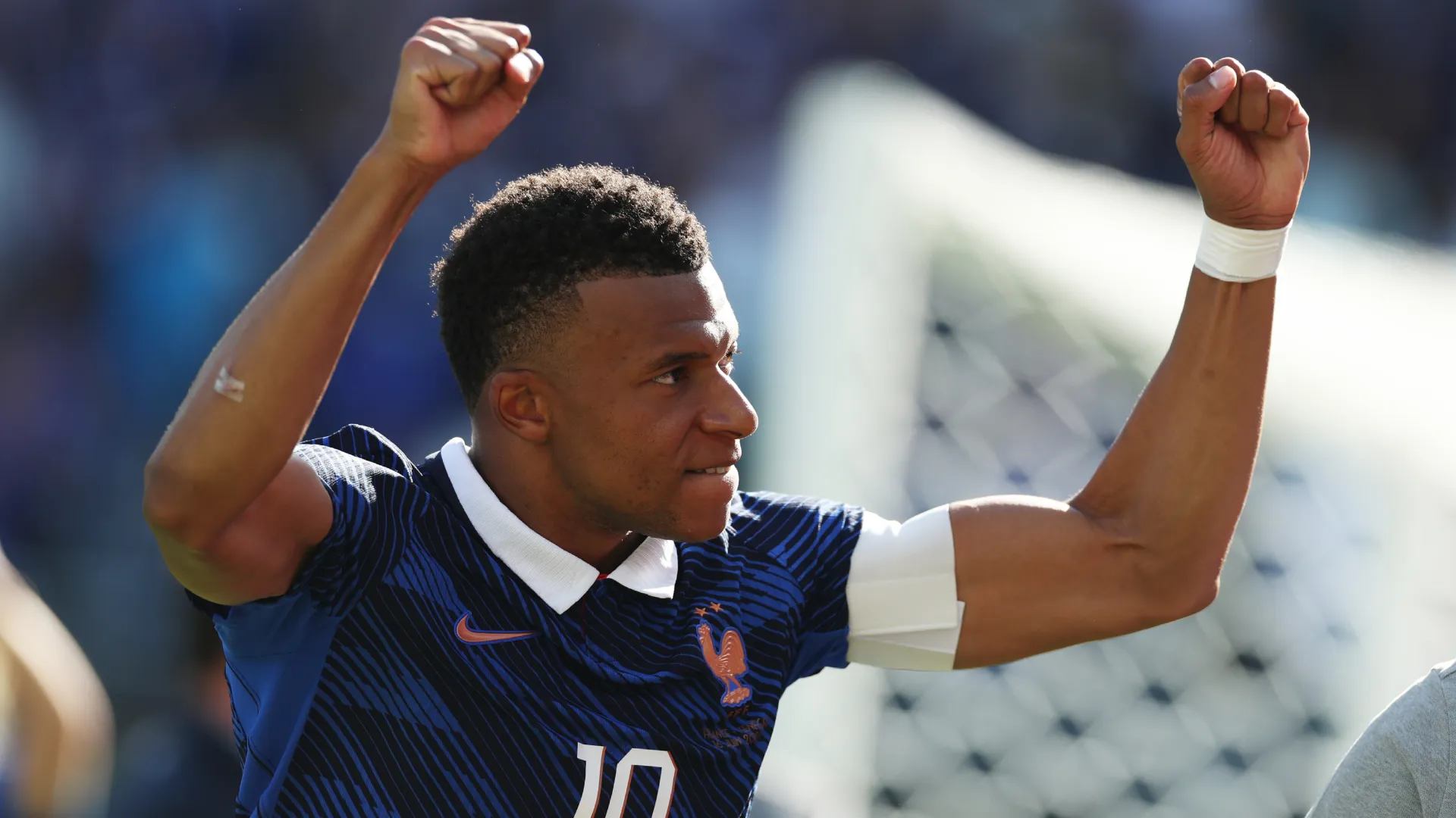 Kylian Mbappé comemorando